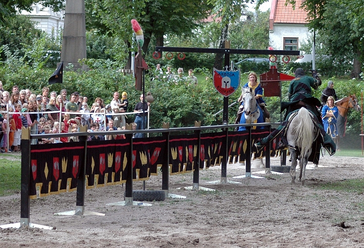 2005_0813 (29).JPG - Tävlingarna har börjat. Här gäller det att plocka ringar med svärdet.